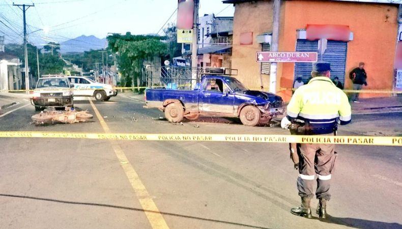 A tempranas horas de este día, se reportó un motociclista perdió la vida, luego de ser impactado por un pick up.