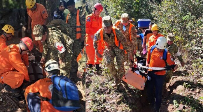 Elementos de Bomberos y la Fuerza Armada auxiliaron a una persona lesionada cuando practicaba senderismo en el Cerro Eramón.