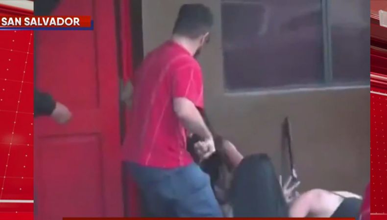 En las redes sociales se hizo viral una pelea entre varias mujeres. El hecho ocurrió el bulevar del Hipódromo, en el sector de la Zona Rosa.