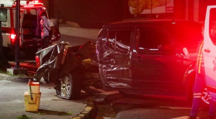 Esta madrugada ocurrió un accidente de tránsito que dejó cuatro lesionados, el cual se registró en San Salvador Centro.