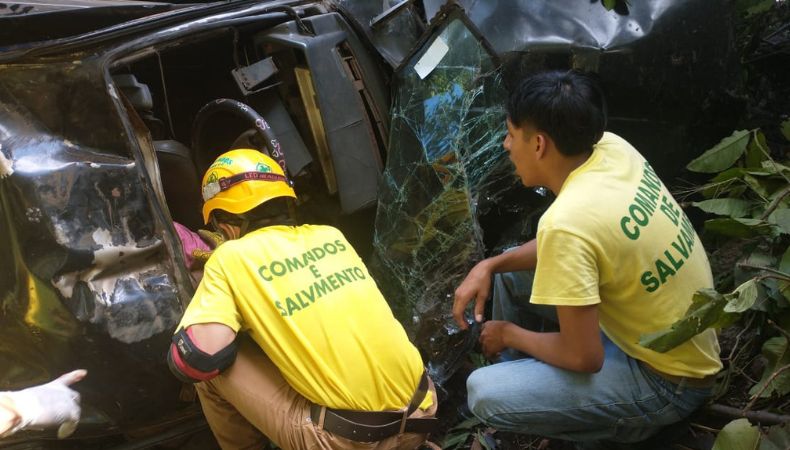 Un vehículo cayó de un puente de un río en Sonsonate, por lo que dejó a una mujer fallecida y dos lesionados.