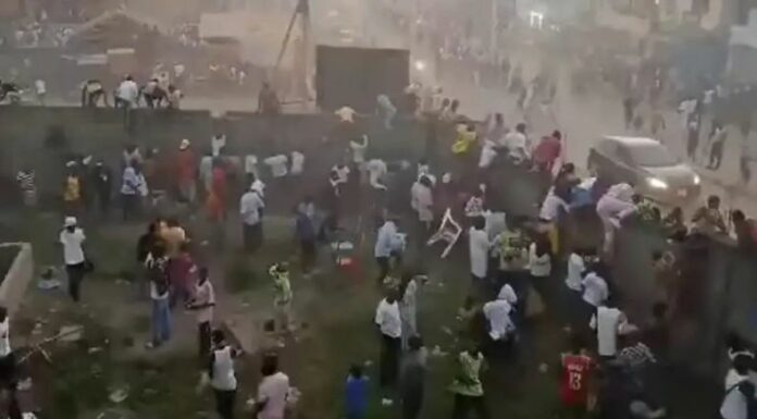 El gobierno de Guinea informó que al menos 56 personas murieron y varias resultaron heridas en una estampida en un estadio de fútbol.