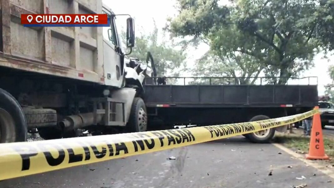 Cuatro hombres perdieron la vida en un grave accidente que se reportó sobre el km 34 de la carretera Panamericana, en el cantón Flor Amarilla.