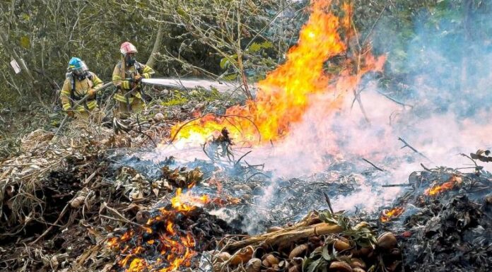 El cuerpo de Bomberos atendió un incendio en un terreno con abundante maleza seca y desechos en San Vicente.