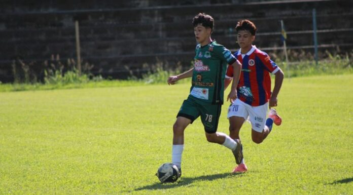 El partido entre los juveniles de FAS y Dragón terminó con una tremenda polémica por una confusión del referí.