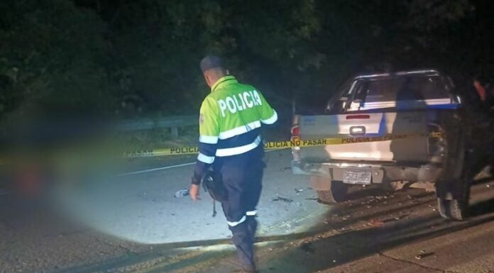 La Policía Nacional Civil (PNC) reportó que un motociclista menor de edad falleció tras impactar con un vehículo en Santa Ana.