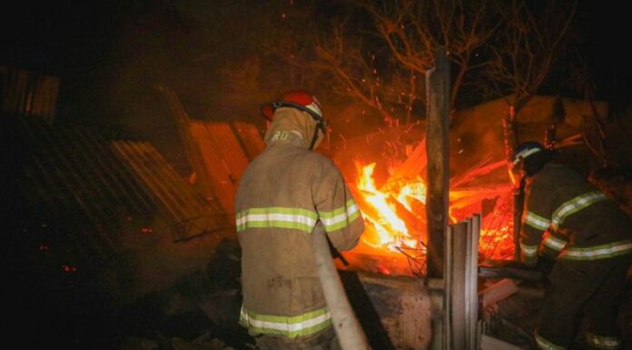 Esta madrugada se registró un fuerte incendio en una bodega de leña, ubicada en la calle San Isidro, Panchimalco.