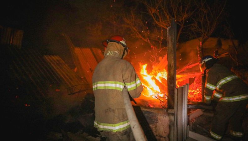 Esta madrugada se registró un fuerte incendio en una bodega de leña, ubicada en la calle San Isidro, Panchimalco.