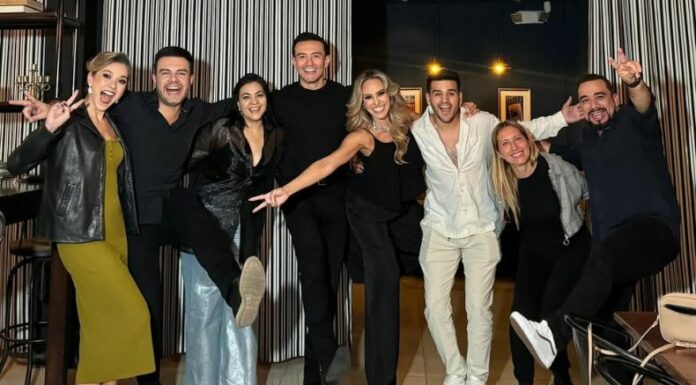 Luciana Sandoval comparte un momento de fiesta junto al imitador de Luis Fonsi, luego de la gala número once de Yo me llamo.