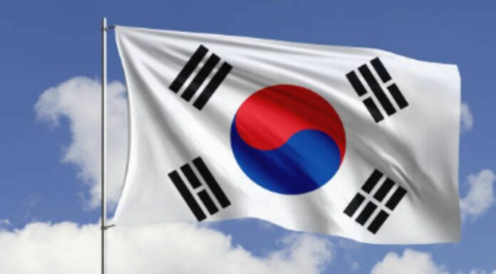 El presidente surcoreano declaró hoy la ley marcial de emergencia para proteger el 