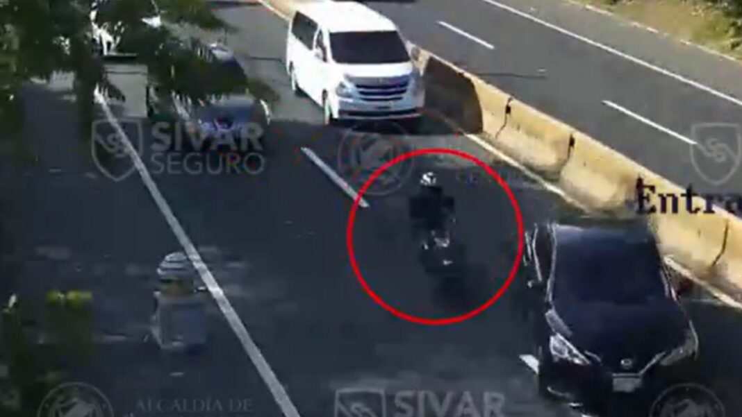 En un video quedó documentado cuando un motociclista no se percató del cambio de carril del conductor de un vehículo.