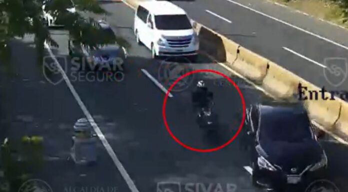 En un video quedó documentado cuando un motociclista no se percató del cambio de carril del conductor de un vehículo.