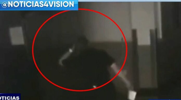 Una mujer que trabaja como agente de seguridad, recibió un susto mientras pasaba por el pasillo de un edificio.