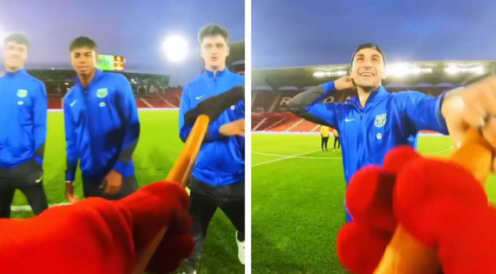 Los jugadores del Barcelona jugando con la mascota del Mallorca