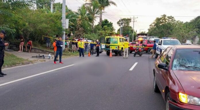 Un joven que iba en bicicleta falleció cuando fue impactado por el conductor de un vehículo en La Libertad.