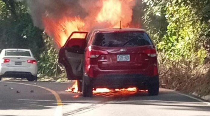 La Policía reportó un vehículo incendiado sobre la calle al Boquerón, del distrito de Quezaltepeque, La Libertad Norte.