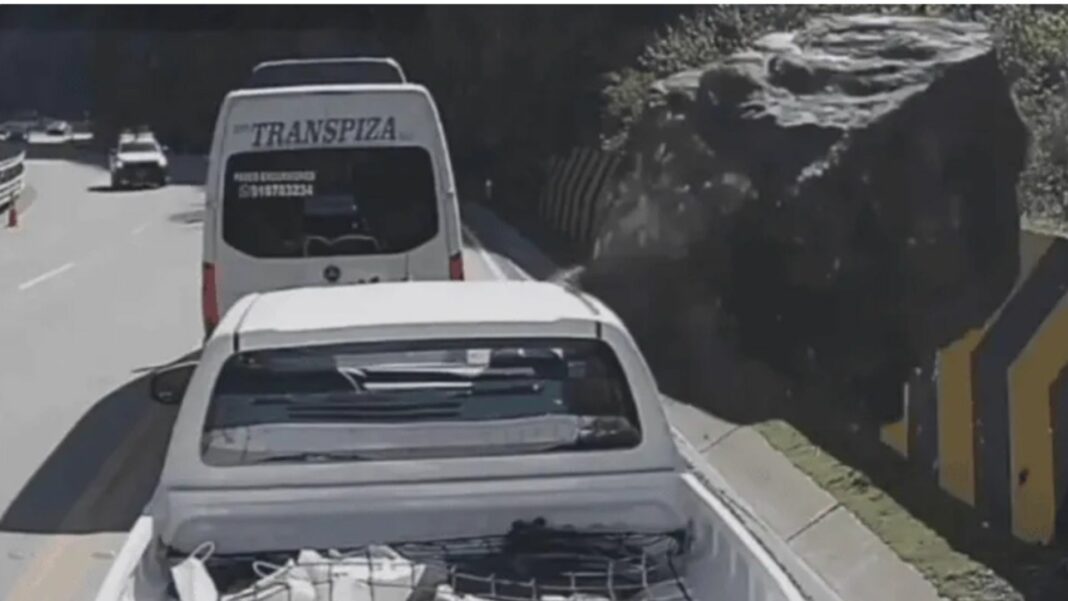 A través de un video quedó registrado cómo la roca aplastó el pick-up donde se conducían cuatro personas de nacionalidad asiática.