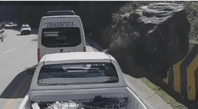 A través de un video quedó registrado cómo la roca aplastó el pick-up donde se conducían cuatro personas de nacionalidad asiática.