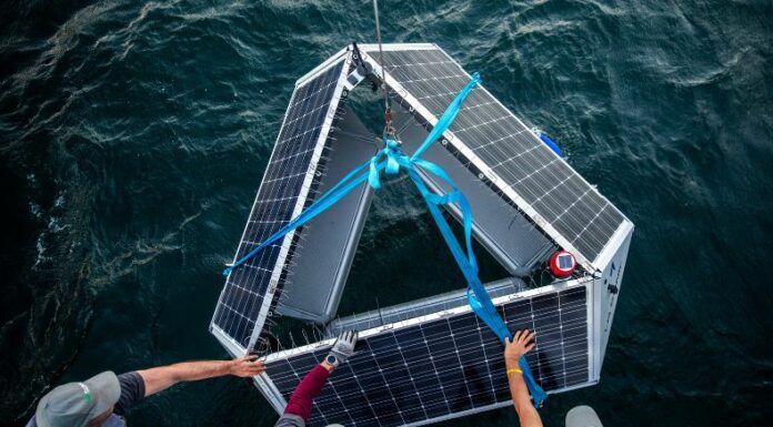 Esta mañana, autoridades llevaron a cabo la instalación de 60 boyas ultrasónicas en el lago de Coatepeque en Santa Ana.