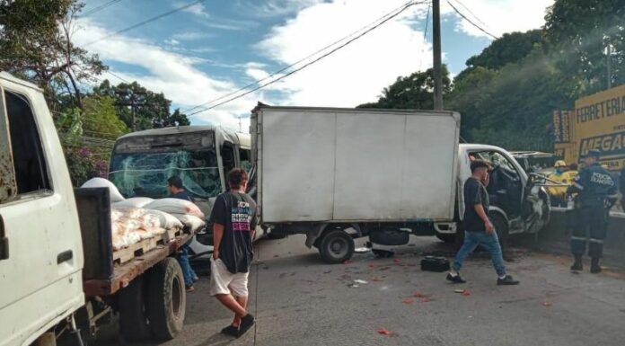 Accidente entre un microbús y camión reportado en la carretera Troncal del Norte, dejó a varias personas lesionadas.