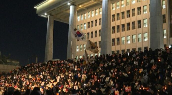 En Corea del Sur, miles de ciudadanos marcharon al Parlamento para apoyar la decisión de la oposición de exigir la renuncia del presidente.