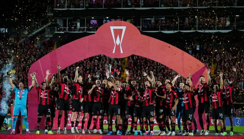 En uno de los encuentros más interesantes de la jornada, el conjunto de la Liga Deportiva Alajuelense se consagró campeón de Copa Centroamericana.