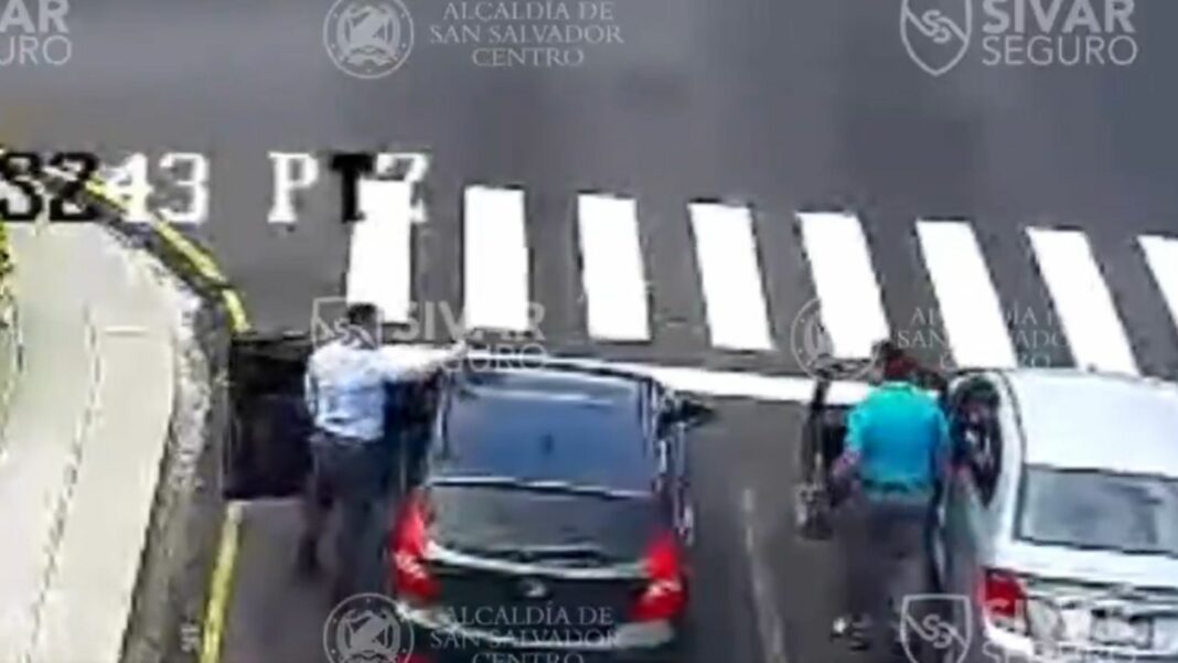 Las cámaras de video de la comuna registraron el momento de un acto de intolerancia entre dos conductores sobre el divino Salvador del Mundo.