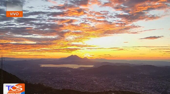 Durante la emisión de TCS Noticias, se mostró una toma ampliada del amanecer del astro rey desde El Boquerón.