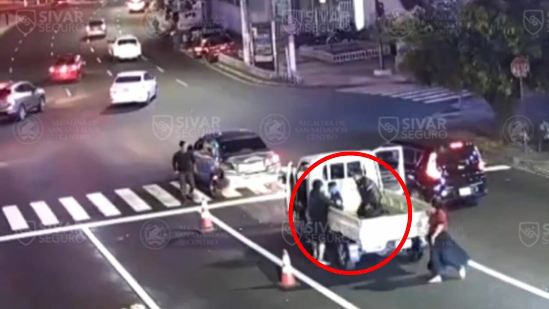 Un hombre que conducía a excesiva velocidad puso en riesgo la vida de sus ocupantes tras accidentarse sobre la plaza Salvador del Mundo.