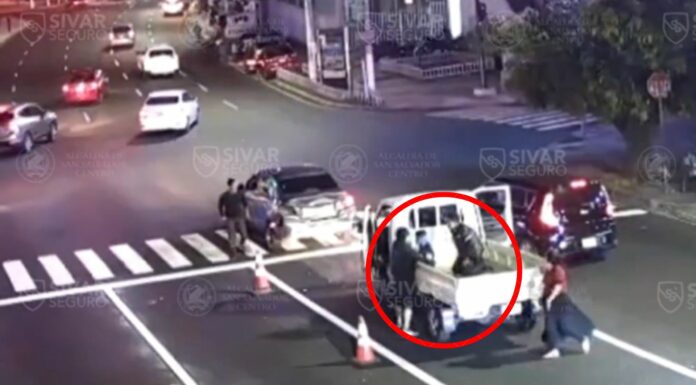 Un hombre que conducía a excesiva velocidad puso en riesgo la vida de sus ocupantes tras accidentarse sobre la plaza Salvador del Mundo.