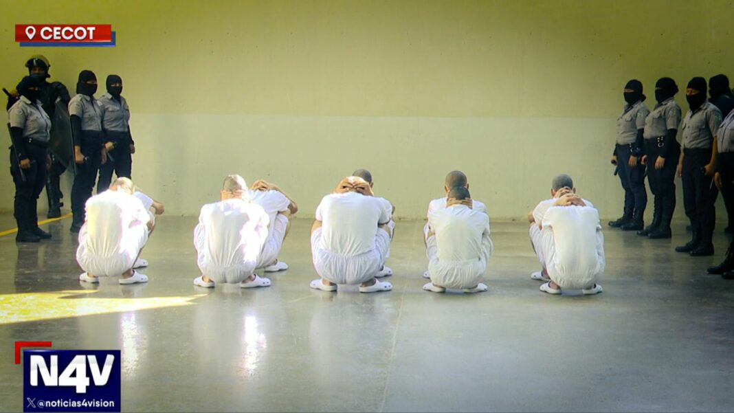 El CECOT posee estrictos niveles de seguridad que garantizan que los pandilleros cumplan sus condenas en condiciones rigurosas.