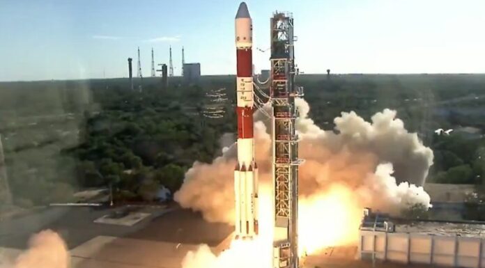 En la India, lanzaron con éxito al espacio un par de satélites europeos que crearán eclipses solares artificiales.