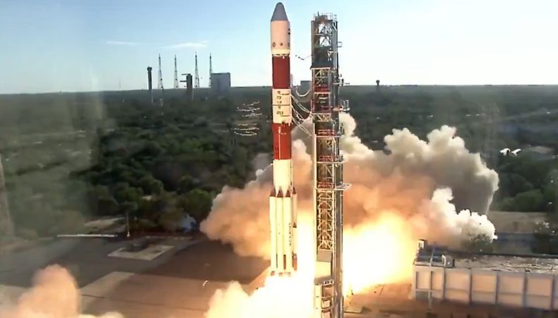 En la India, lanzaron con éxito al espacio un par de satélites europeos que crearán eclipses solares artificiales.