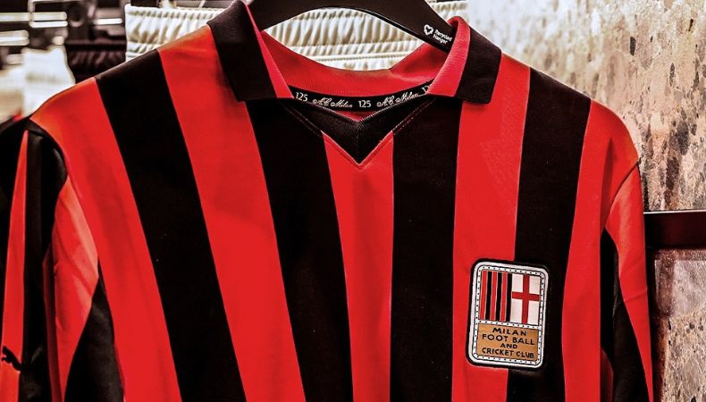 Una de las instituciones deportivas con bastante historia en las diversas competiciones es el Milan, y ha presentado su camisa conmemorativa por su aniversario.