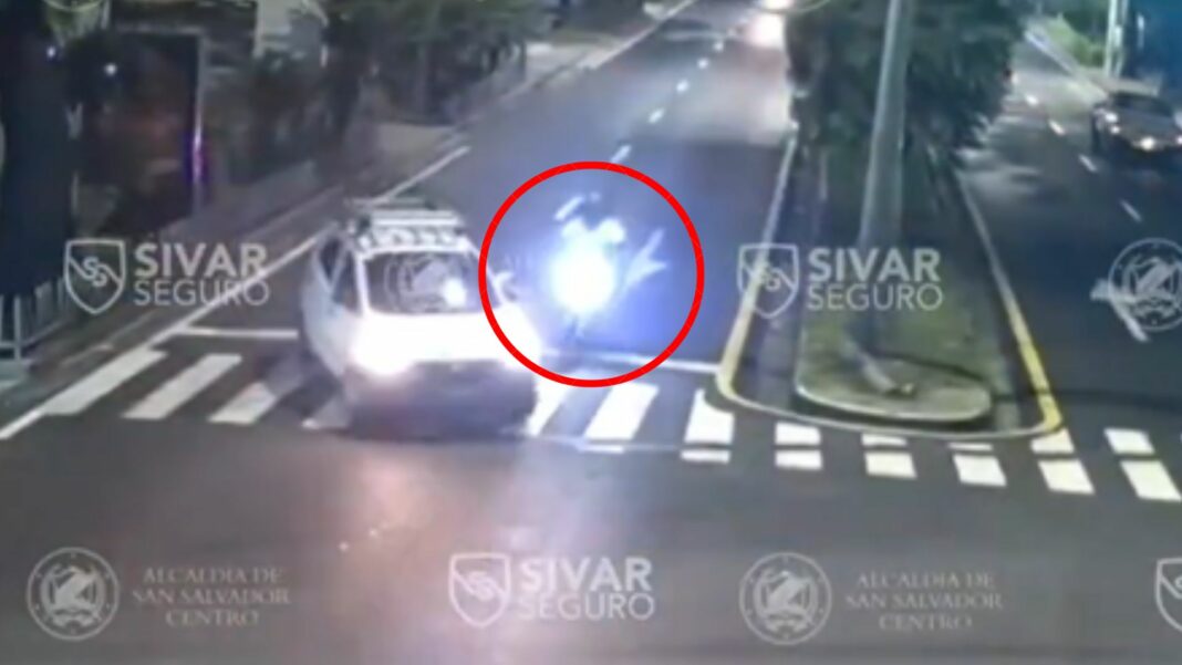 Conductor intentó incorporarse a otro carril al realizar un giro indebido sobre la alameda Manuel E. Araujo y avenida Olímpica.