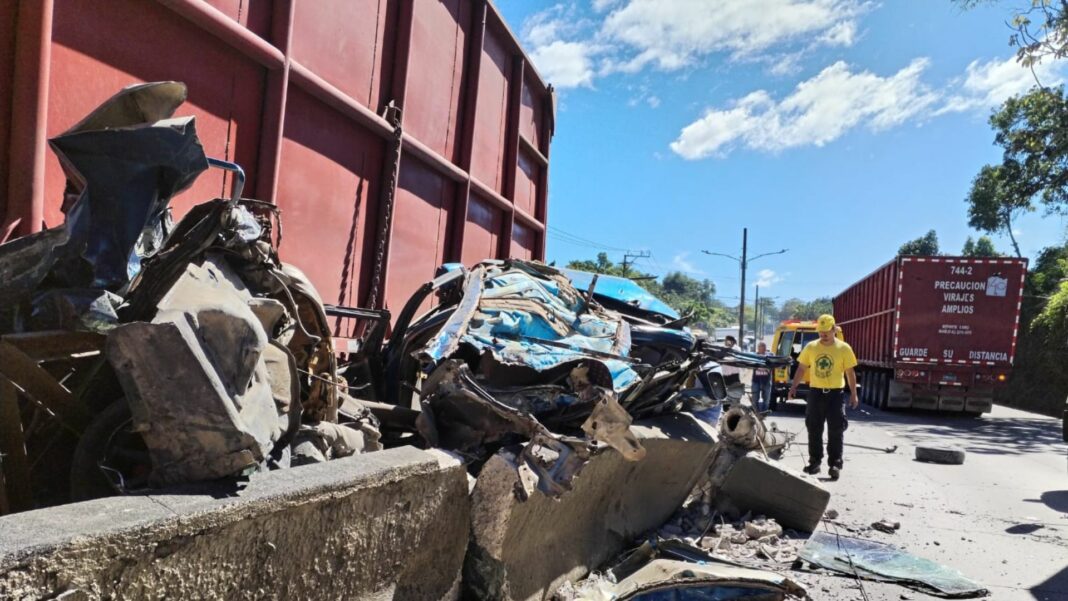 De manera milagrosa una persona resultó levemente lesionada tras un fuerte accidente sobre la Troncal del Norte.