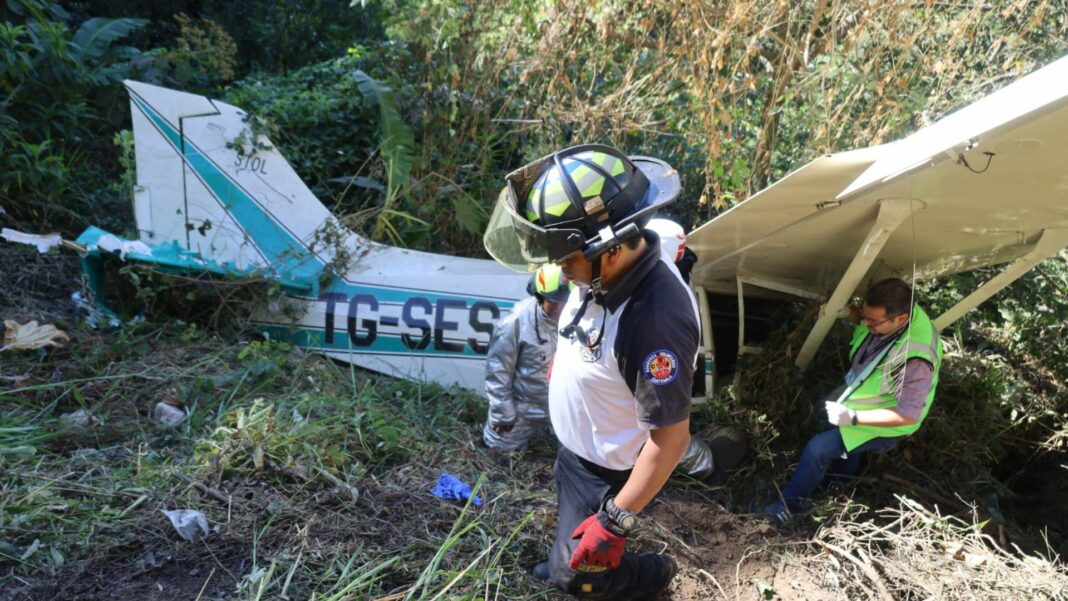 Una avioneta sufrió un incidente aéreo que provocó su colapso y desplome en una zona boscosa. Los tripulantes sobrevivieron a este incidente.