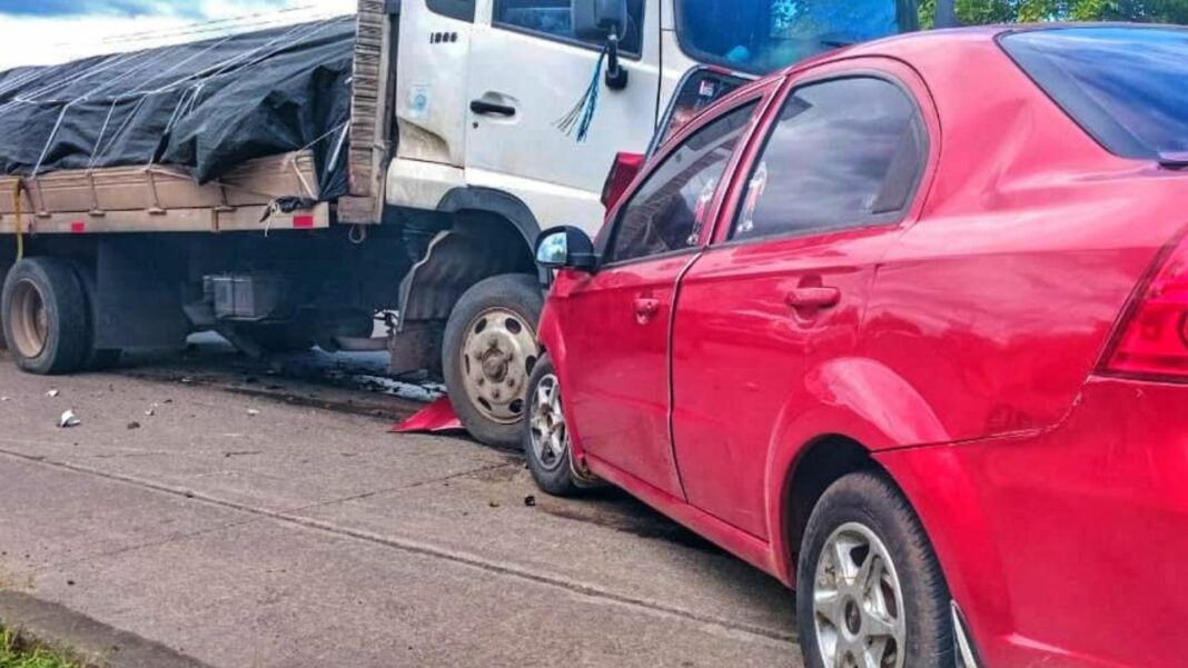 La invasión de carril terminó con la vida de un conductor De acuerdo con el reporte de la PNC, la víctima al sobrepasar el carril de otro conductor impactó contra un camión de verduras.