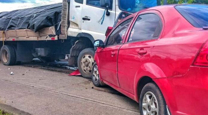 De acuerdo con el reporte de la PNC, la víctima al sobrepasar el carril de otro conductor impactó contra un camión de verduras.