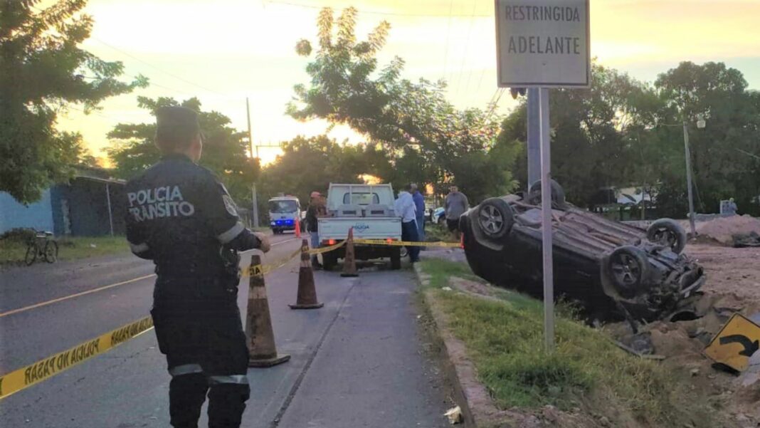 El conductor responsable de atropellar de a un ciclista huyó del lugar. Las autoridades continúan investigando para dar con su paradero.