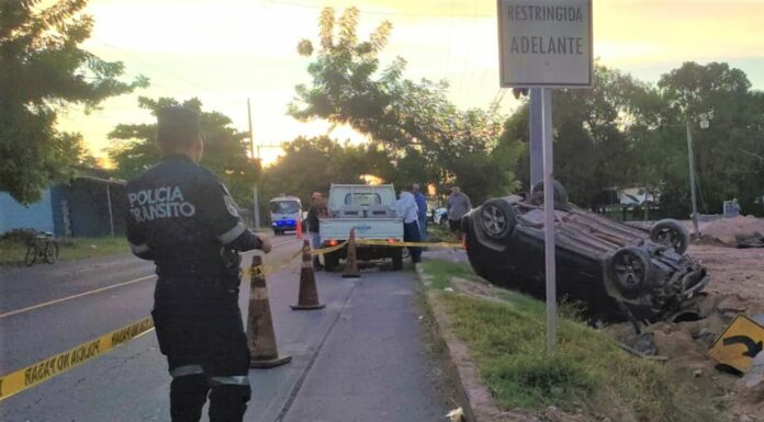 El conductor responsable de atropellar de a un ciclista huyó del lugar. Las autoridades continúan investigando para dar con su paradero.