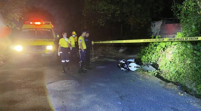 En horas de la madrugada, un motociclista perdió la vida tras impactar con el muro de una vivienda en Quezaltepeque.