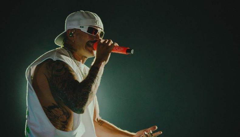 El cantante colombiano, Feid fue sorprendido tras obtener el distintivo en el cierre de su gira en su país natal.