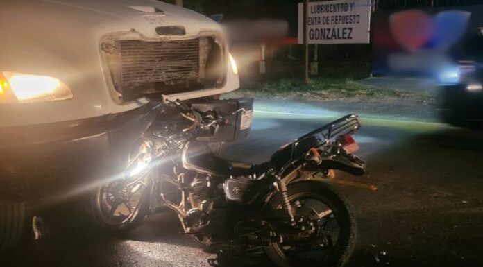 A estas horas de la noche, un motociclista perdió la vida tras impactar contra un camión en el distrito de Zacatecoluca.