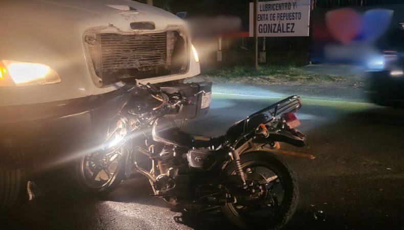 Motociclista fallece tras impactar contra un camión en Zacatecoluca A estas horas de la noche, un motociclista perdió la vida tras impactar contra un camión en el distrito de Zacatecoluca.