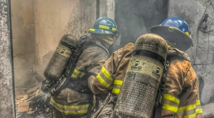 El incendio ocurrió en el distrito de Santa Tecla. Por fortuna, no se reportaron víctimas, pero sí perdidas materiales.