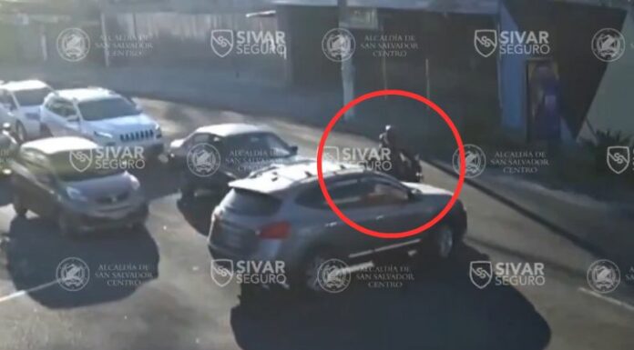 Las cámaras de vigilancia captaron el momento justo cuando ocurrió un accidente de tránsito entre una camioneta y un motociclista.
