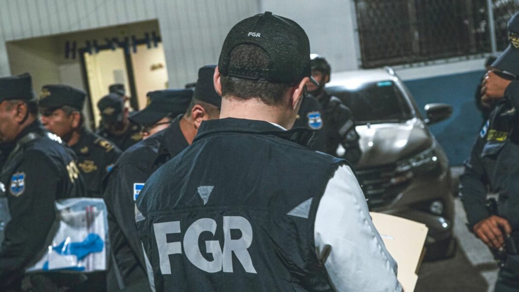 La FGR realizó el operativo contra 15 sujetos, quienes se dedicaban al tráfico ilícito de drogas en cuatro departamentos del país.