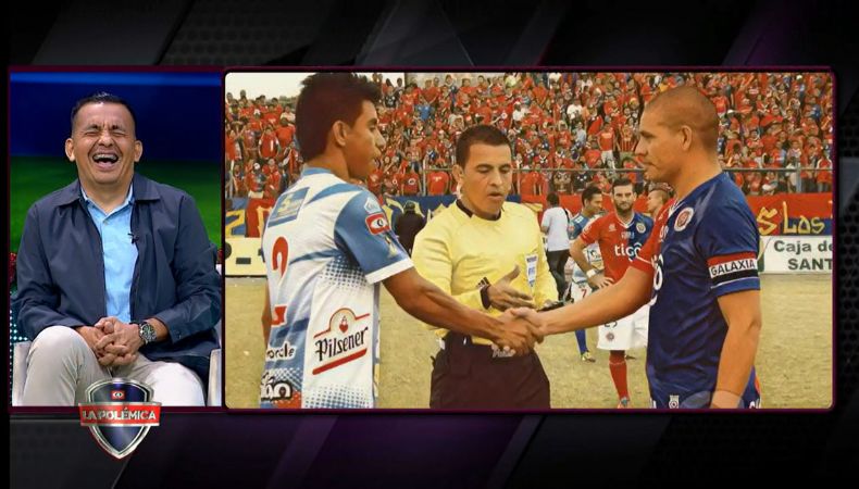 El exárbitró recordó el curioso suceso que tuvo lugar en el derbi santaneco correspondiente a las semifinales del Clausura 2015.