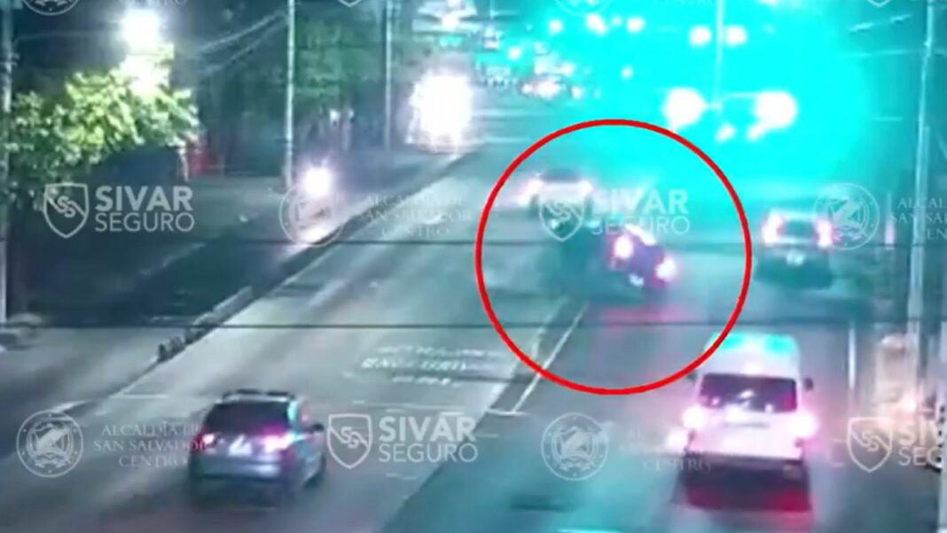 Un conductor sufrió un accidente en horas de la madrugada de este día sobre la alameda Juan Pablo II y Ave. Monseñor Romero.